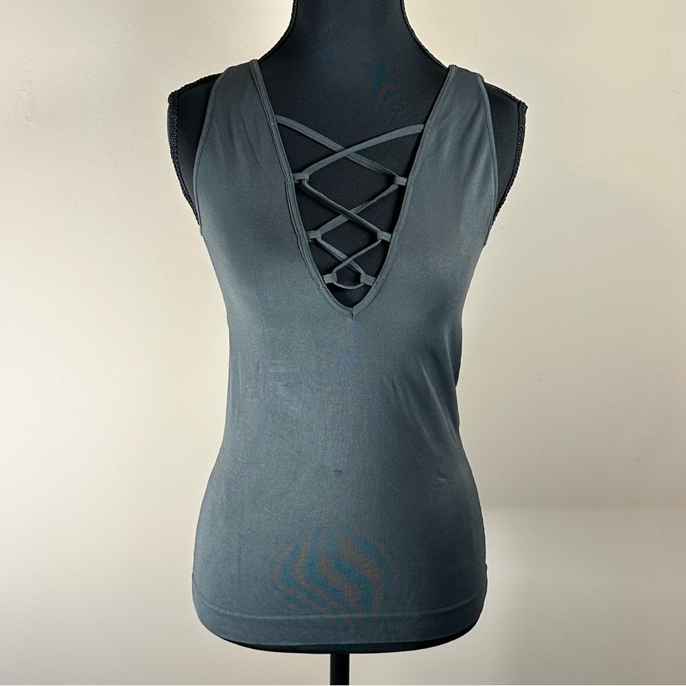 Seams‎ Lovely lace up